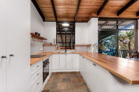 Hillside Retreat- Your Tranquil Home Away - Accommodation Newcastle 2