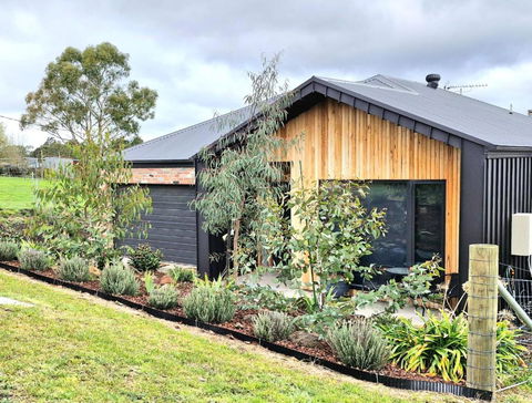 Hilltop Retreat Creswick - Accommodation Newcastle 2