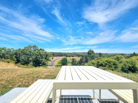 Hilltop Retreat Creswick - Accommodation Newcastle 0