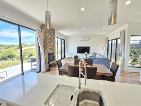 Hilltop Retreat Creswick - Accommodation Newcastle 1
