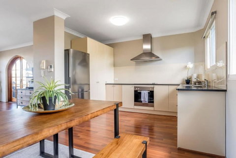 Inner City Pad Indooroopilly - Accommodation Newcastle 2