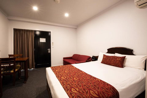 Hotel Settlers - Accommodation Newcastle 3
