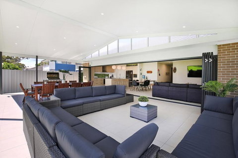 Adriatic Jervis Bay - 2 Min Walk To Beach - Family Friendly - Accommodation Newcastle 0