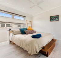 Alice's Palace 2-minute walk to lifeguard patrolled surf beach - Accommodation Newcastle