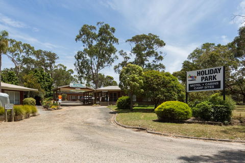 Amaze N Things Holiday Park & Motel - Accommodation Newcastle 0