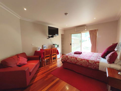 Angela's Beach Stays - Accommodation Newcastle 0