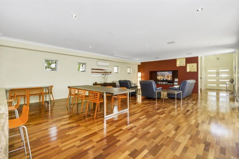 ANGOURIE HOUSE - SALT VILLAGE - Accommodation Newcastle 3