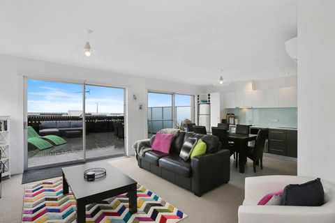 APOLLO 13 PENTHOUSE - Free Wifi & Huge Terrace! - Accommodation Newcastle 0