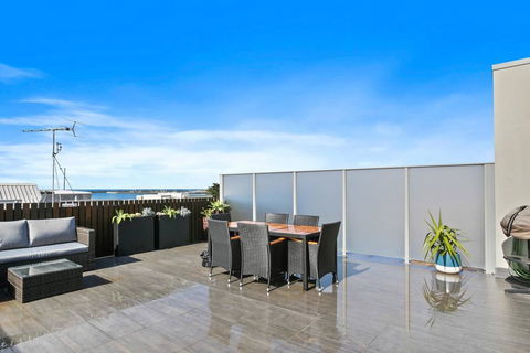 APOLLO 13 PENTHOUSE - Free Wifi & Huge Terrace! - Accommodation Newcastle 3