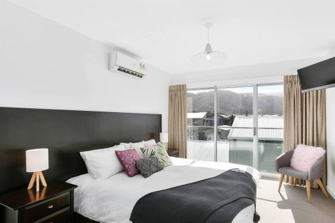 APOLLO 13 STUDIO - Free Wifi, Opposite Beach! - Accommodation Newcastle 0