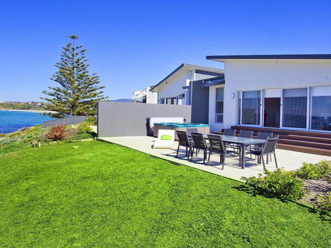 Aqua - Views Over Jones Beach - Accommodation Newcastle 0