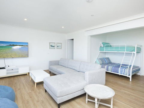 Aqua Palm With Sweeping One Mile Views - Accommodation Newcastle 2