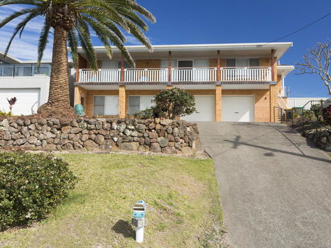 Aqua Palm With Sweeping One Mile Views - Accommodation Newcastle 1