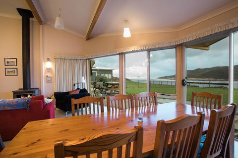Arthur Riverfront And Sea Lodge Upstream - Accommodation Newcastle 0