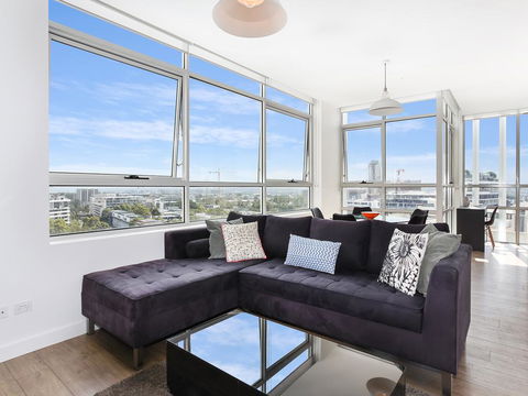 As The Sun Sets - Modern And Spacious 2BR Zetland Apartment Facing The Setting Sun - Accommodation Newcastle 0