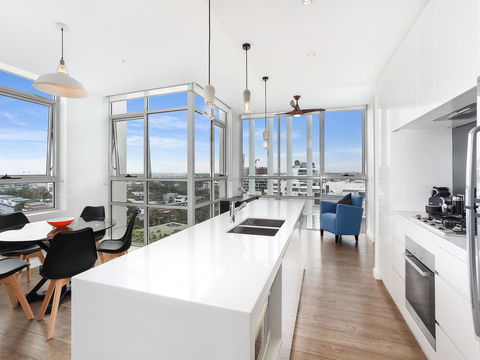 As The Sun Sets - Modern And Spacious 2BR Zetland Apartment Facing The Setting Sun - Accommodation Newcastle 2