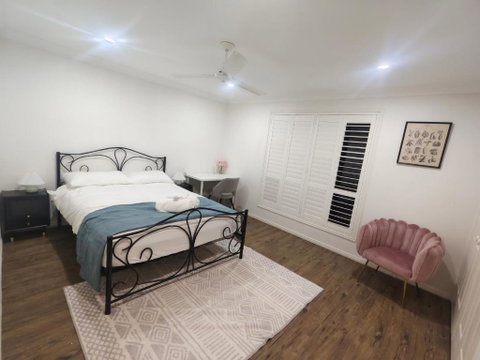 Luxury 3 BR House Near EMP - Accommodation Newcastle 3