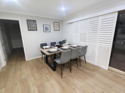 Luxury 3 BR House Near EMP - Accommodation Newcastle 2