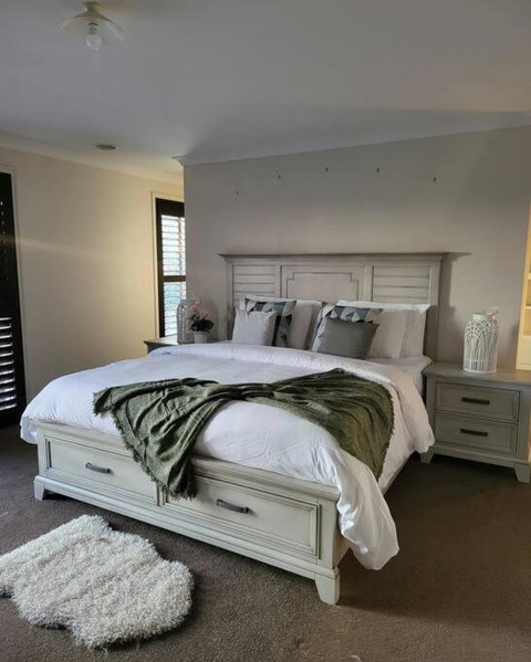 Luxury Green - Accommodation Newcastle 0