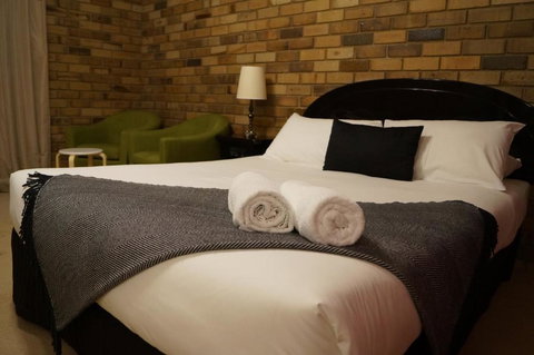 Magdala Motor Lodge & Lakeside Restaurant - Accommodation Newcastle 0