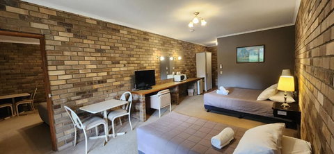 Magdala Motor Lodge & Lakeside Restaurant - Accommodation Newcastle 3