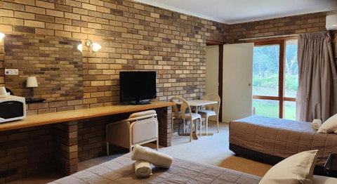 Magdala Motor Lodge & Lakeside Restaurant - Accommodation Newcastle 2