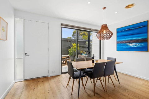 Magic Driftwood - Accommodation Newcastle 2