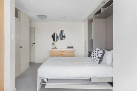 Magical Sydney Escape With Harbour Views & Parking - Accommodation Newcastle 2