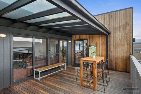 Magnificent Home, Water Views - Accommodation Newcastle 2