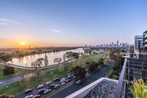 Magnificent Retreat Facing Albert Park Lake & CBD - Accommodation Newcastle 1