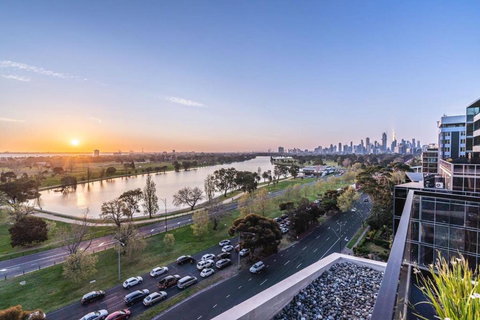 Magnificent Retreat Facing Albert Park Lake & CBD - Accommodation Newcastle 0