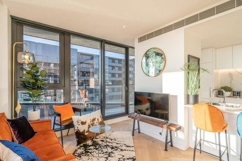 Magnificent Retreat Facing Albert Park Lake & CBD - Accommodation Newcastle 2