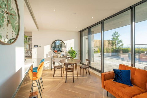 Magnificent Retreat Facing Albert Park Lake & CBD - Accommodation Newcastle 3