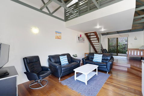 MAIN STAY - 100m To Patrolled Beach, Pool, Wifi, Close To Cafes - Accommodation Newcastle 2