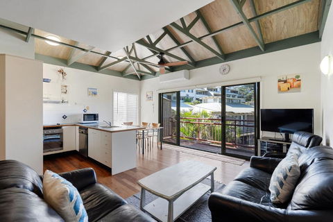 MAIN STAY - 100m To Patrolled Beach, Pool, Wifi, Close To Cafes - Accommodation Newcastle 0