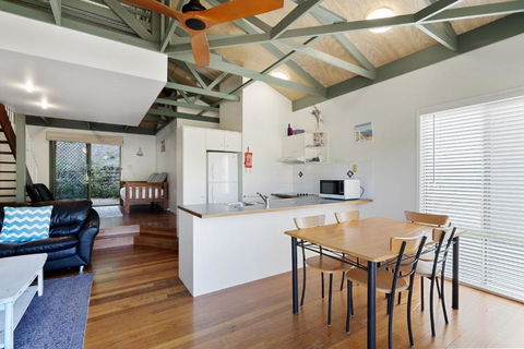 MAIN STAY - 100m To Patrolled Beach, Pool, Wifi, Close To Cafes - Accommodation Newcastle 3