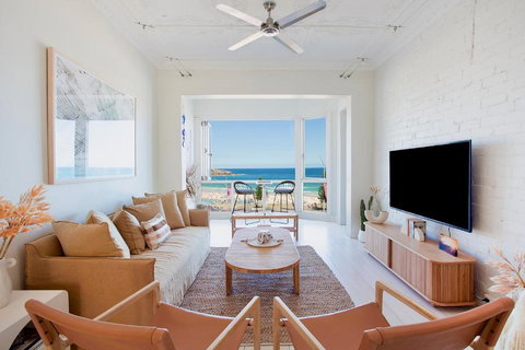 Majestic Beachfront - Accommodation Newcastle 2