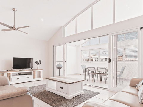 Malibu Apartments Unit 1 And 2 - 5 Oak Street - Accommodation Newcastle 0