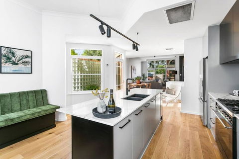MANHATTAN STYLE 3 STORY LUXURY IN ST PETERS - Accommodation Newcastle 0