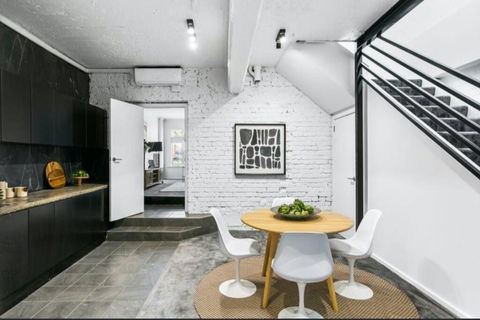 MANHATTAN STYLE 3 STORY LUXURY IN ST PETERS - Accommodation Newcastle 1