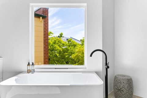 MANHATTAN STYLE 3 STORY LUXURY IN ST PETERS - Accommodation Newcastle 2