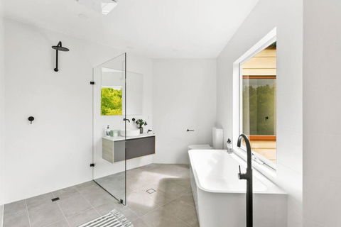 MANHATTAN STYLE 3 STORY LUXURY IN ST PETERS - Accommodation Newcastle 3