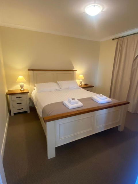 Manyat Peak Cottages Boobook - Accommodation Newcastle 1