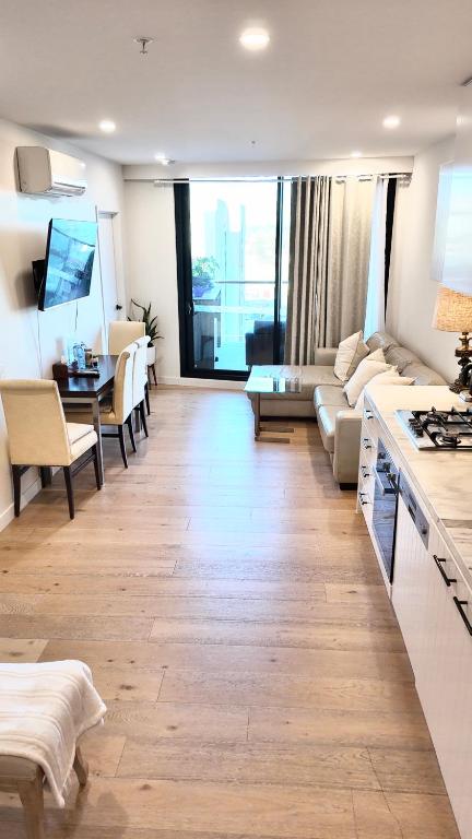 M-city Shopping Center Apartment - Executive Twin King Ensuites - Fully Equipped - Free Parking, Fast Wifi, Smart TV, Netflix, Complementary Drinks & Amenities - Clayton 3168 - Accommodation Newcastle 3