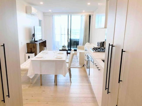 M-city Shopping Center Apartment - Executive Twin King Ensuites - Fully Equipped - Free Parking, Fast Wifi, Smart TV, Netflix, Complementary Drinks & Amenities - Clayton 3168 - Accommodation Newcastle 0
