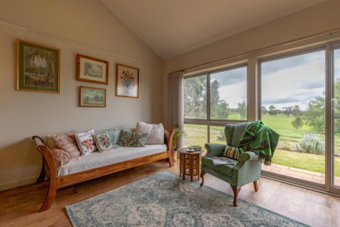 Meander Retreat - The Green Room - Accommodation Newcastle 2