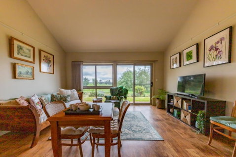 Meander Retreat - The Green Room - Accommodation Newcastle 1