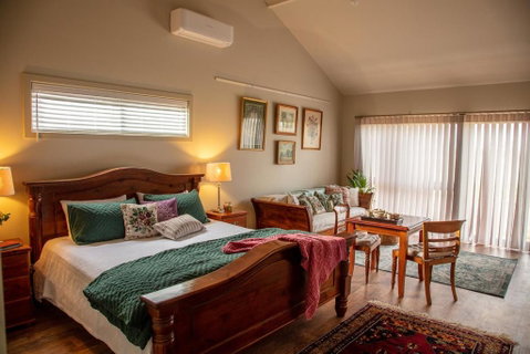 Meander Retreat - The Green Room - Accommodation Newcastle 0