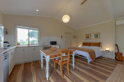 Meander Retreat - Garden Studio - Accommodation Newcastle 2