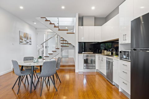 Modern 2-Bed Home In Brunswick With Courtyard - Accommodation Newcastle 3